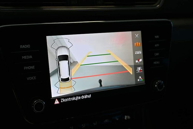 Škoda Superb (2023) 2.0 DSG Matrix LED STYLE ACC V - fotka 22 z 36