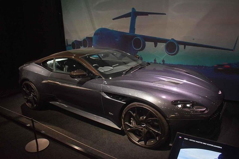 Na zahájení výstavy přijely i některé herečky z rolí partnerek Agenta 007