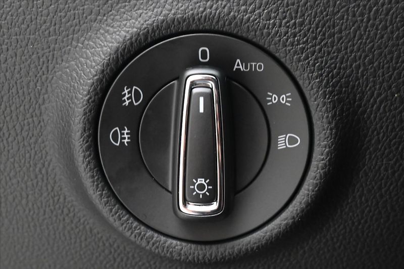 Škoda Superb 2,0 TDI 110 kW DSG Style Záruk - fotka 27 z 32
