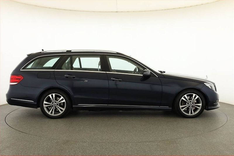 Mercedes-Benz Třídy E (2013) E 350 BlueTEC 4MATIC, 4X4 - fotka 6 z 19