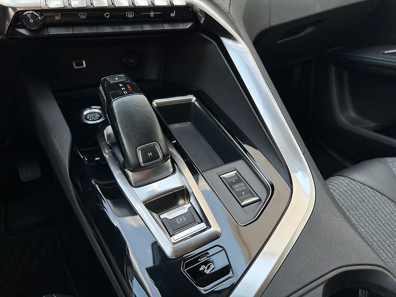 Peugeot 5008 (2021) 1.5HDi 96kW Allure+! Tažné! 7m - fotka 18 z 46