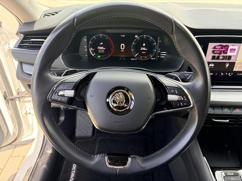 Škoda Octavia 2.0TDI DSG 4x4 STYLE REZERVACE - fotka 13 z 45