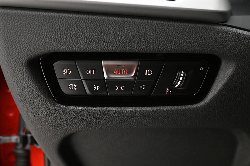 BMW Řada 3 2,0 320d 140 kW Steptronic Zár - fotka 27 z 32