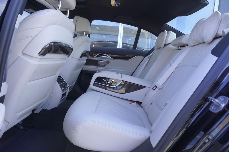 BMW Řada 7 (2020) 750I 4,4 XDRIVE STEPTRONIC - fotka 46 z 50