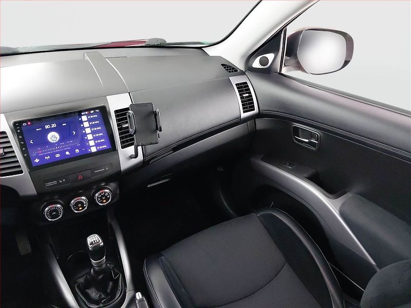 Mitsubishi Outlander (2011) 2.2 DI-D, 4X4, 7 míst - fotka 8 z 21