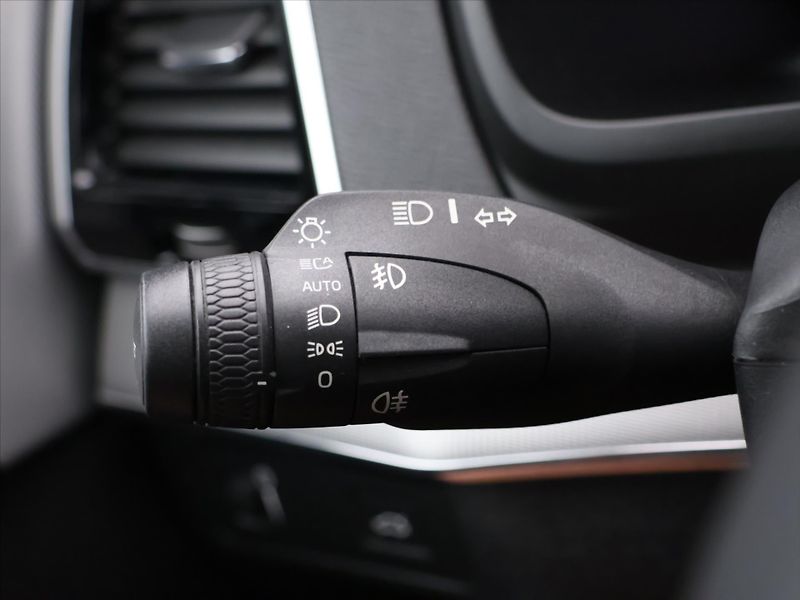 Volvo XC90 2,0 D5 165kW AWD Aut. R-Design - fotka 22 z 39