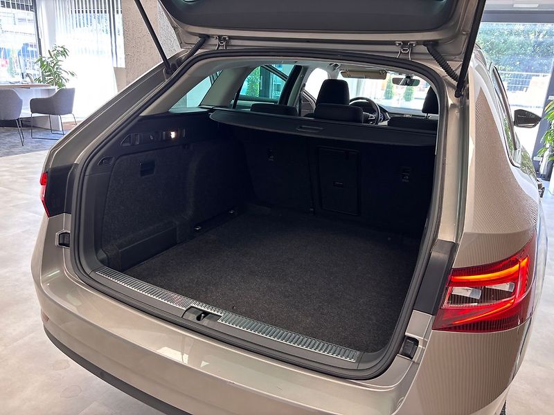 Škoda Superb 2.0 TDI STYLE - fotka 22 z 28