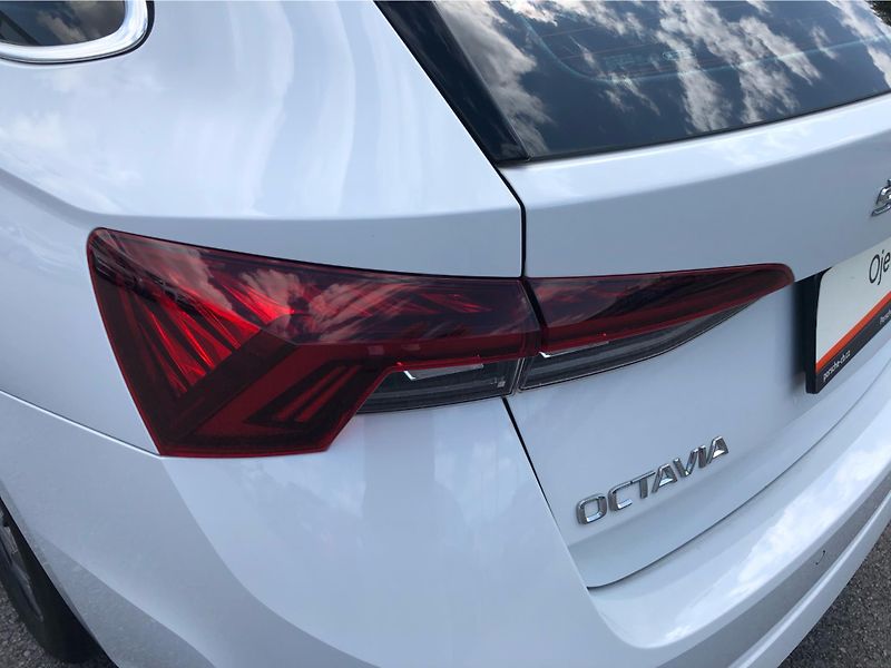 Škoda Octavia COMBI 2.0 TDi STYLE - fotka 28 z 30
