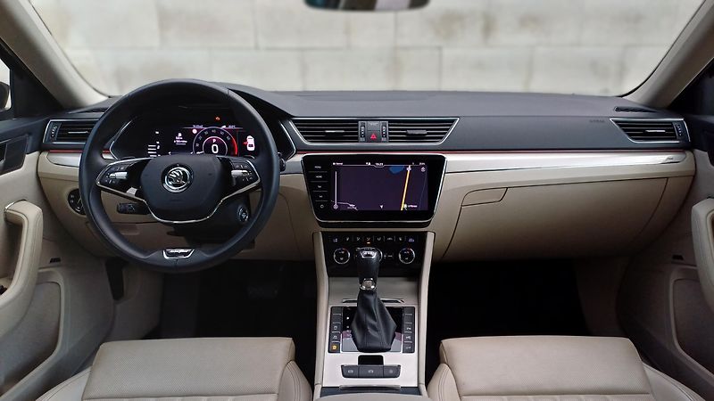 Škoda Superb L&K 2.0TSI 206kW-TZ-ČR-DPH - fotka 18 z 50