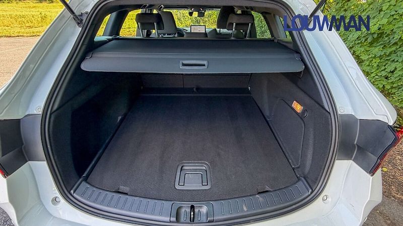 Toyota Corolla 2.0 HEV e-CVT COMFORT TECH - fotka 18 z 24