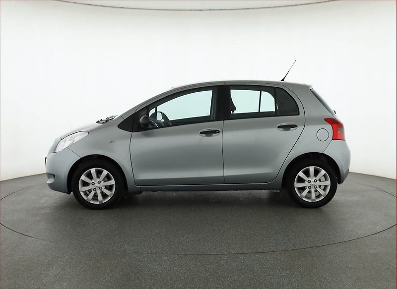 Toyota Yaris (2009) 1.3, Serv.kniha - fotka 3 z 15