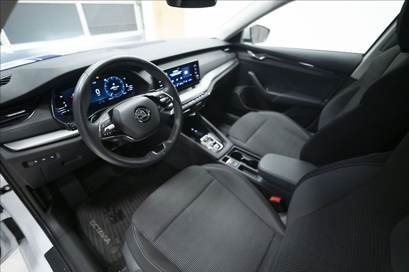 Škoda Octavia 2,0 TDI DSG VÝHŘEV 1. MAJ ČR - fotka 16 z 38