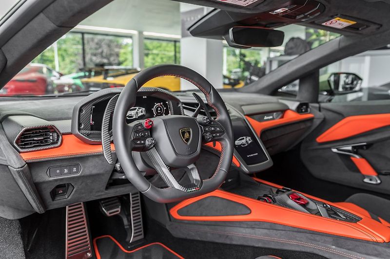 Lamborghini Revuelto - fotka 27 z 27