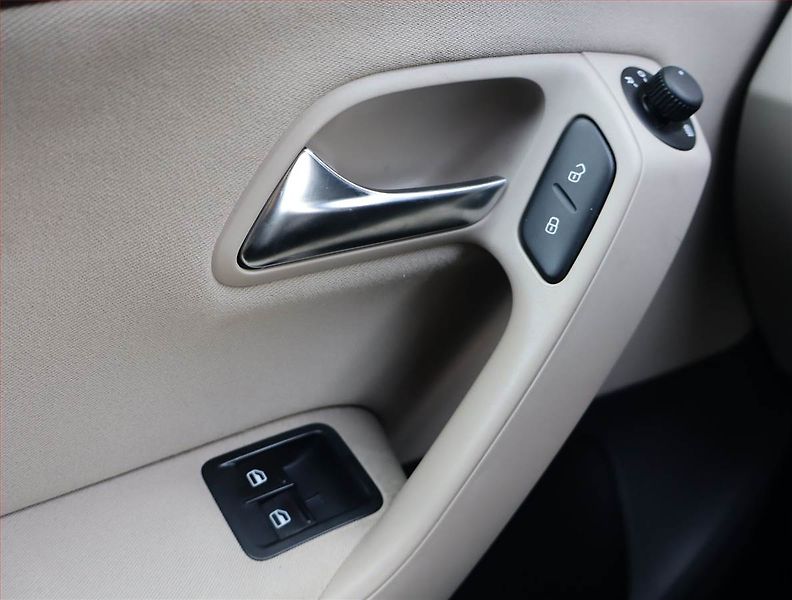 Volkswagen Polo (2013) 1.2 TSI, Serv.kniha - fotka 15 z 15