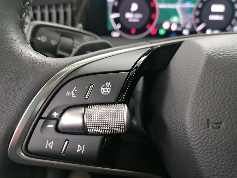 Škoda Superb 2,0 TDI AUT SELECTION 1.MAJ.ČR - fotka 16 z 18
