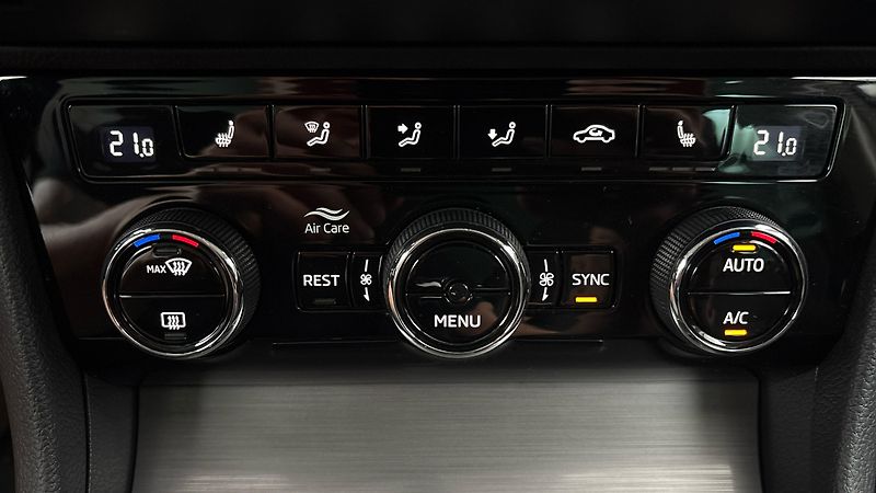 Škoda Superb 2.0 TDI DSG Style Combi - fotka 13 z 28