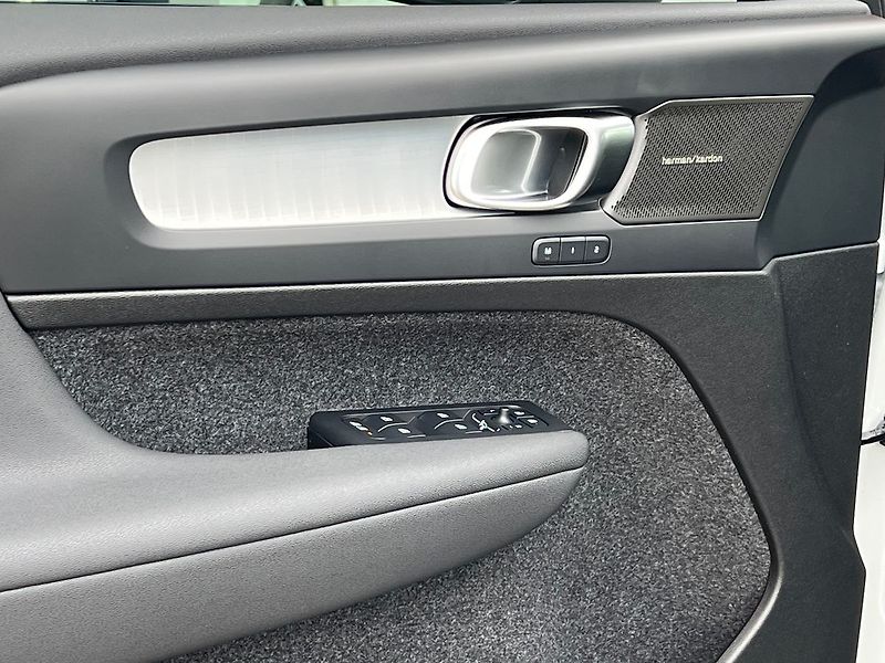 Volvo XC40 B3 PLUS BLACK EDITION ACC,360 - fotka 9 z 24