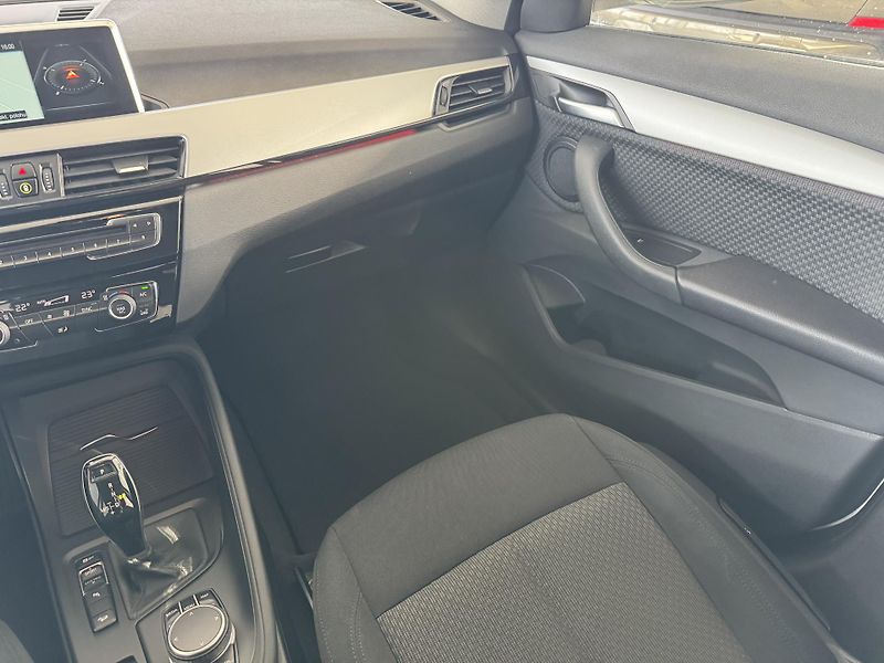 BMW X1 (2019) xDrive 18d AUT. LED NAVI TAŽNÉ - fotka 12 z 28