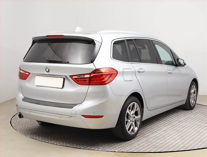 BMW Řada 2 (2017) Luxury Line 218d Gran Tourer - fotka 5 z 26