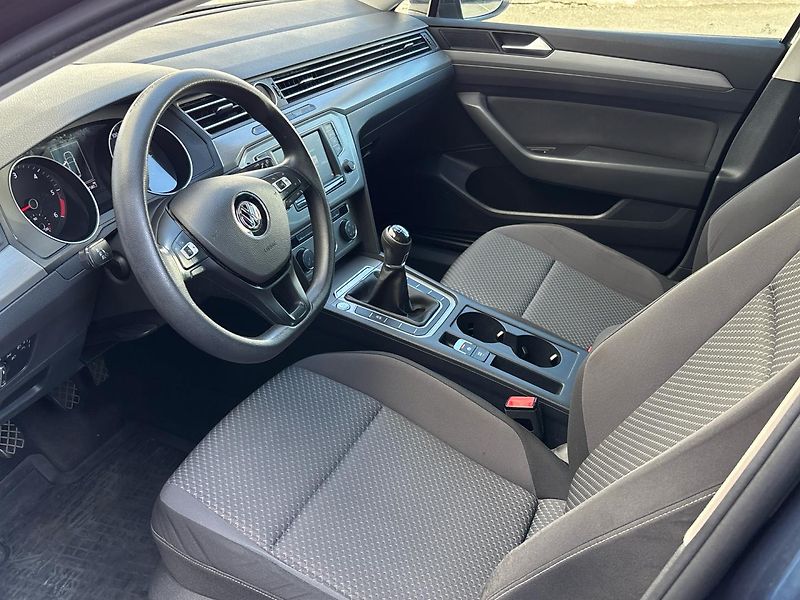 Volkswagen Passat Trendline - fotka 6 z 24