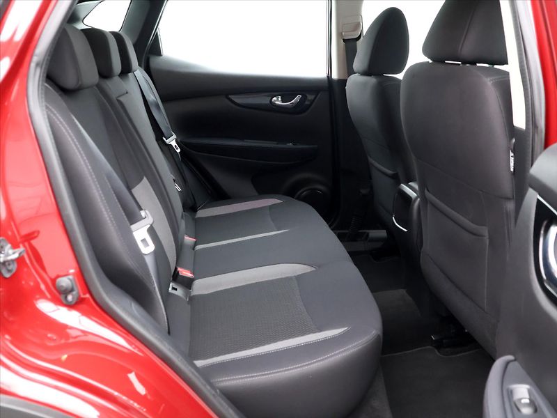 Nissan Qashqai 1,3 DIG-T 116kW DCT Shiro - fotka 12 z 33