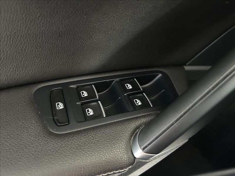 Volkswagen Golf 1,4   TSI 92kW,HIGHLINE,SERVIS - fotka 10 z 30