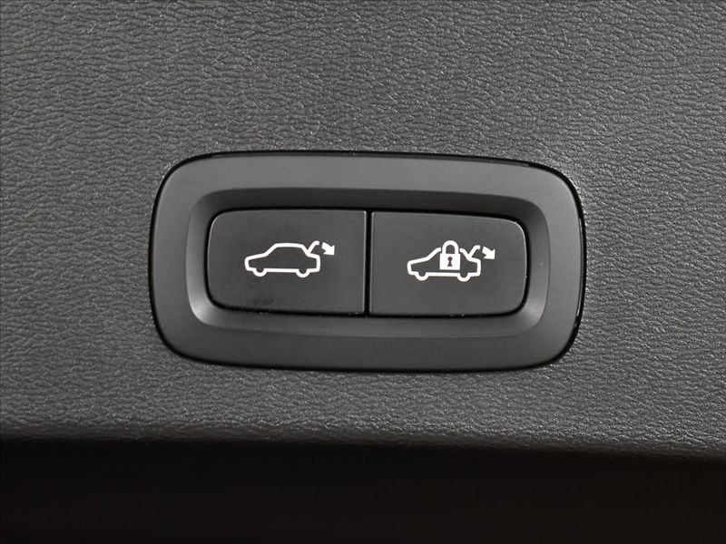 Volvo XC40 2,0 B3 PLUS Dark Bezklíč - fotka 11 z 22