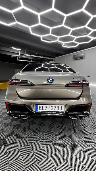 BMW Řada 7 (2023) M760e xDrive Individual, 420 k - fotka 2 z 18