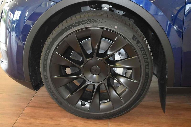 Jedna z prvních Tesel Model Y v showroomu v Čestlicích