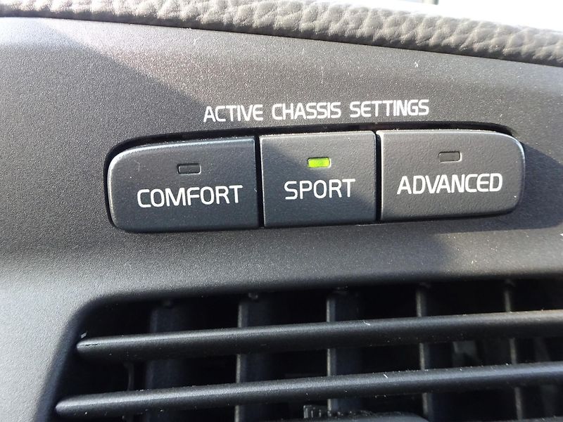 Volvo V70 2.5T 220kW R AWD AUTOMAT - fotka 17 z 32