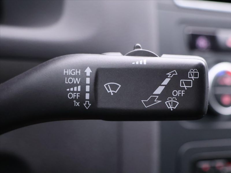 Volkswagen Touran 1,2 TSI Match 7-Míst Serv.knih - fotka 21 z 35