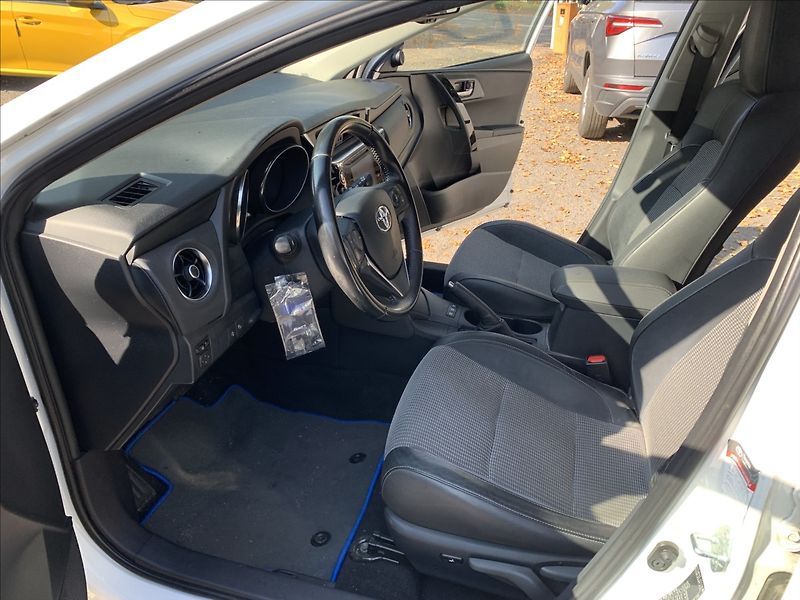 Toyota Auris 1,8 HYBRID 1.MAJ.,ČR,SERVISKA - fotka 13 z 20