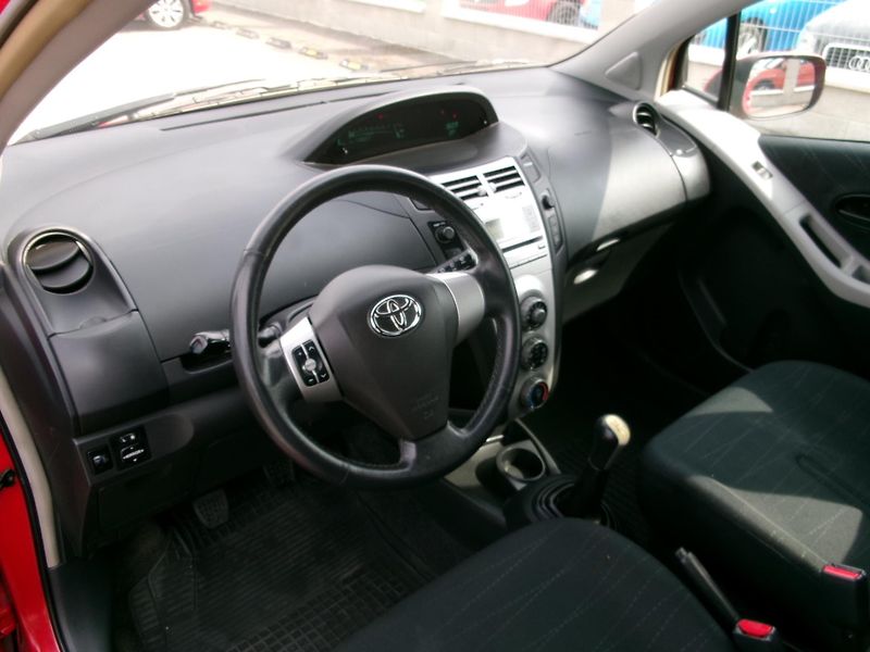 Toyota Yaris (2006) 1,0 VTT-i KLIMA - fotka 21 z 25