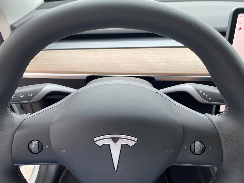 Tesla Model Y (2023) LR Long Range 2023 - fotka 12 z 23