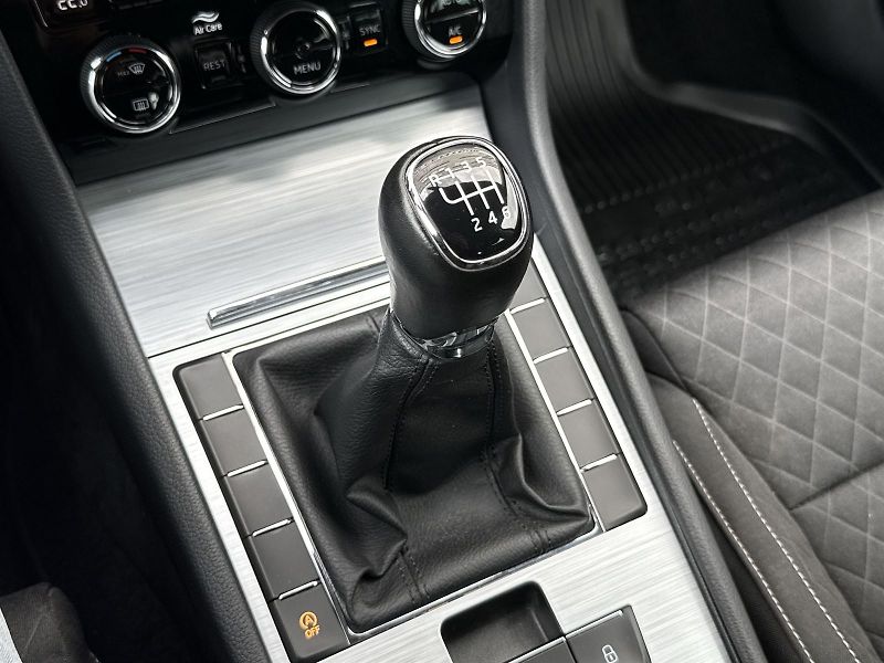 Škoda Superb (2022) 2.0 TDI Ambition - fotka 17 z 32