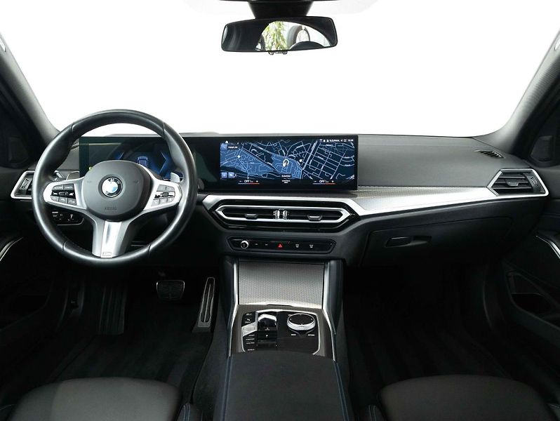 BMW Řada 3 330i xDrive - fotka 12 z 22