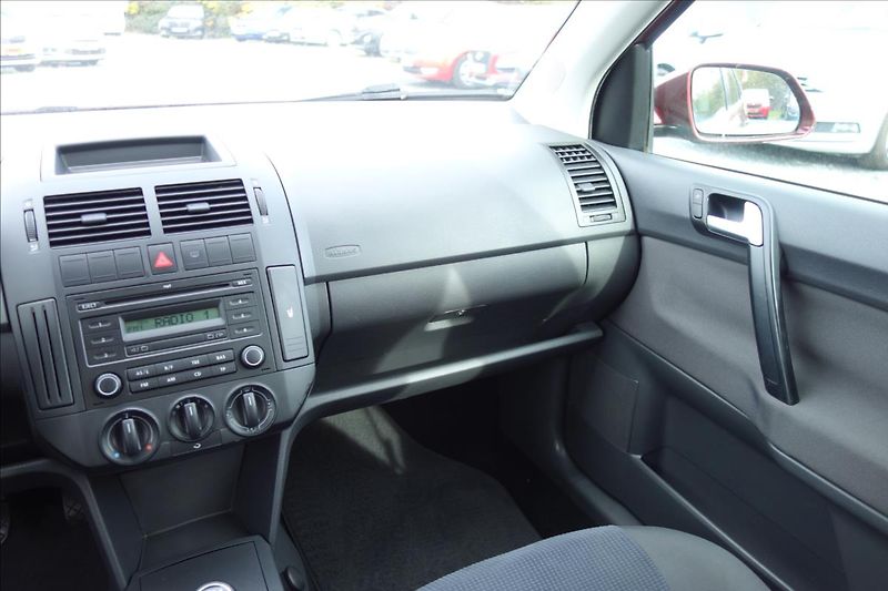 Volkswagen Polo 1,2 i, ČR, SERV.KN., COMFORT. - fotka 18 z 33