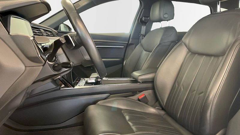 Audi e-tron (2022) S line quattro 55 electric 300 - fotka 11 z 32
