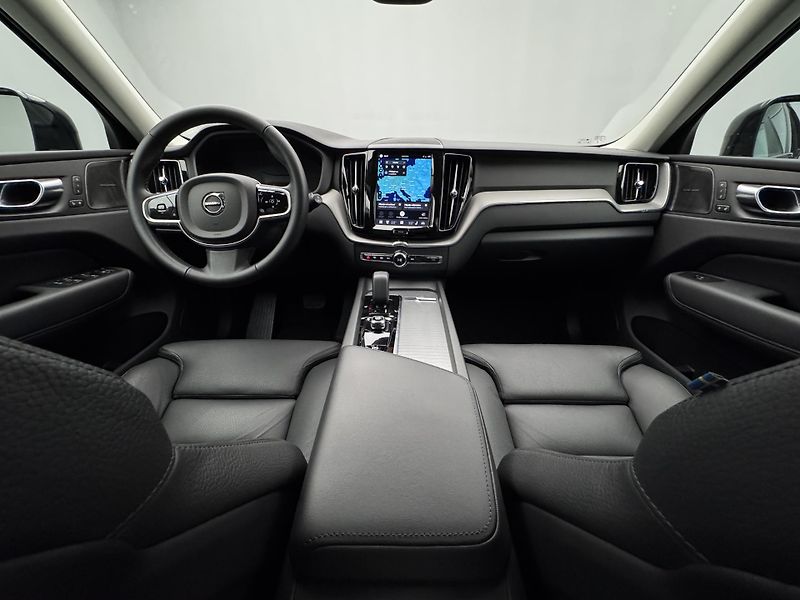 Volvo XC60 B5 AWD PLUS DARK CZ  - fotka 2 z 50