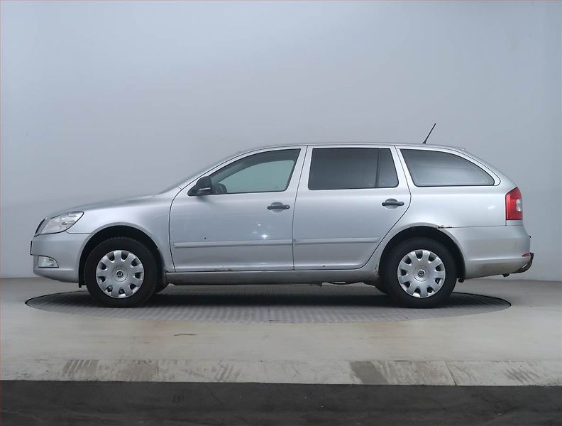 Škoda Octavia (2011) Ambiente 1.6 TDI - fotka 3 z 13