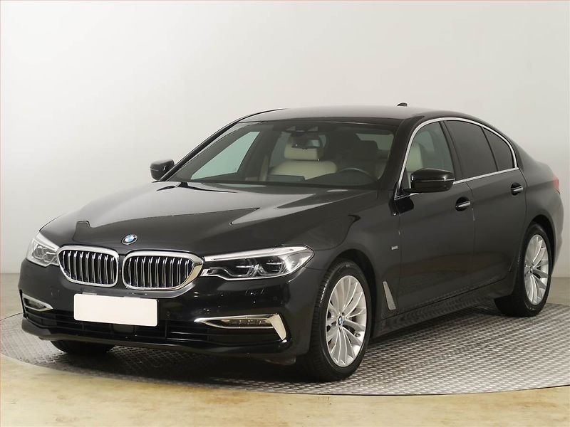 BMW Řada 5 (2018) Luxury Line 530i xDrive - fotka 2 z 25