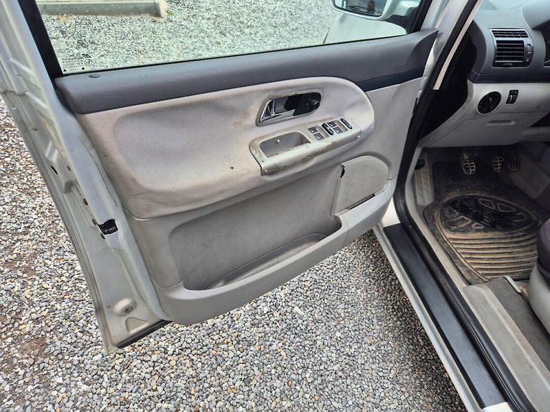 Seat Alhambra (2003) 1.9 TDI Rozvody 7Míst - fotka 14 z 24
