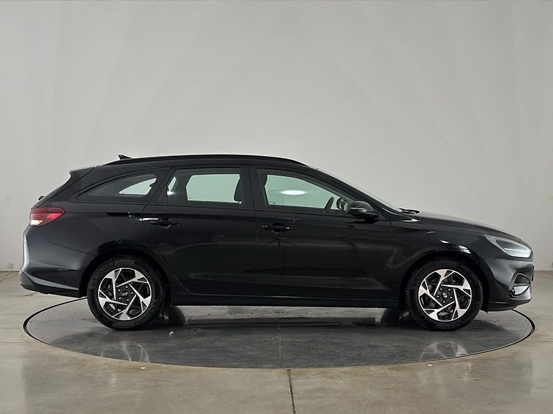 Hyundai i30 Kombi 1,5 T-GDI MHEV - fotka 16 z 26
