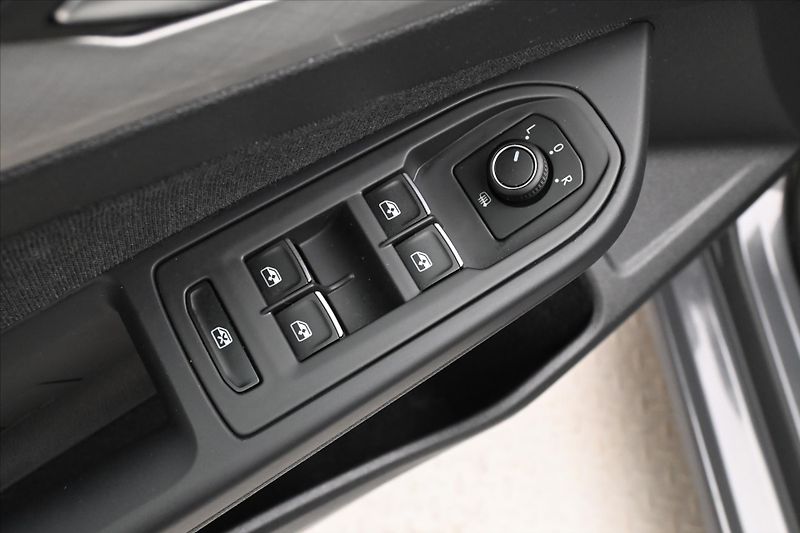 Volkswagen Golf 2,0 TDI 110 kW Life Záruka až - fotka 24 z 30