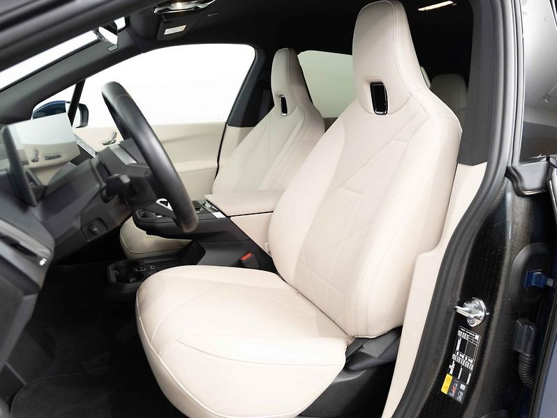 BMW iX xDrive40 - fotka 18 z 22