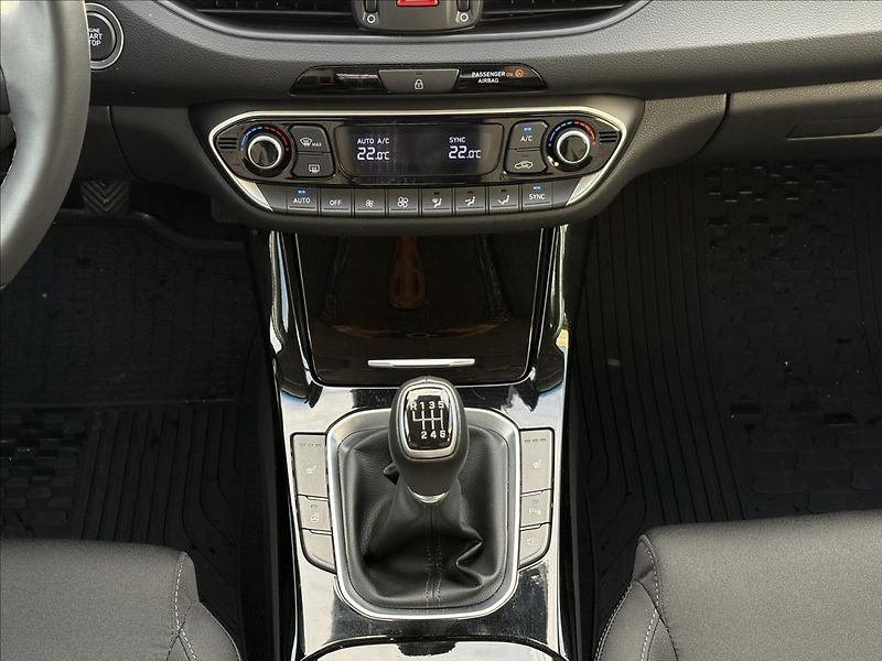 Hyundai i30 1,5 i CVVT  hatchback STYLE - fotka 13 z 20
