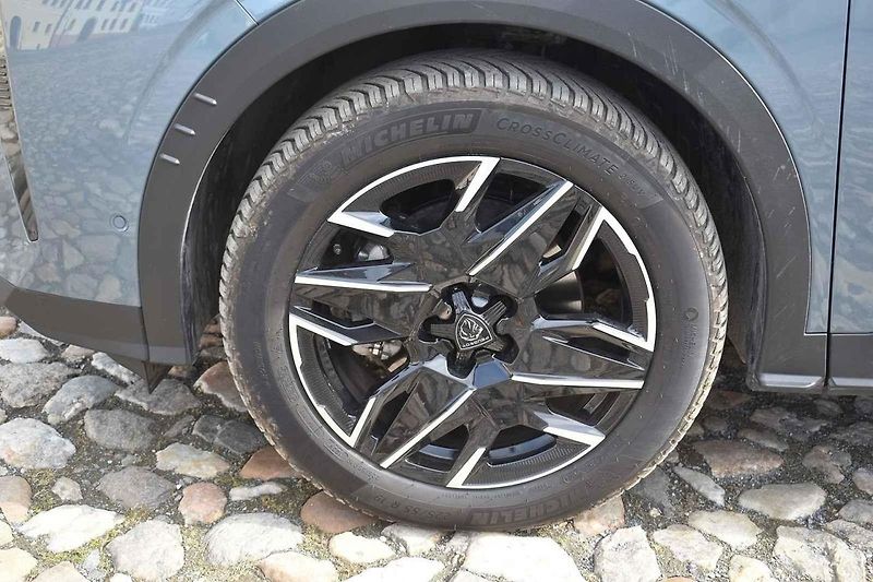 Peugeot 5008 v nové generaci narostl.