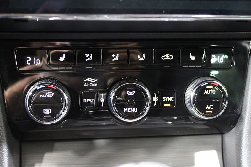 Škoda Superb 2,0 TDI Style REZERVOVÁNO - fotka 29 z 39