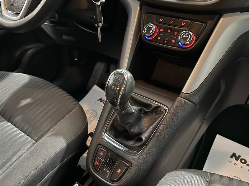 Opel Zafira 1,4   TURBO COSMO VÝHŘEV TZ - fotka 23 z 49