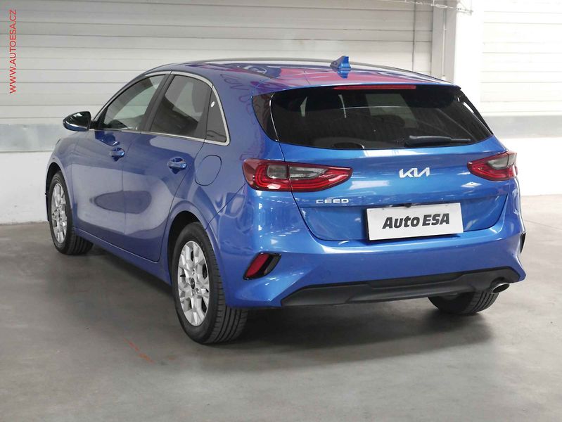 Kia Ceed (2023) 1.5 T- GDi, ČR, AC, kamera - fotka 4 z 21